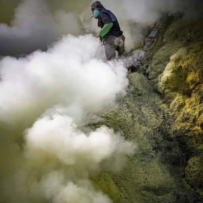 Penambang Belerang Kawah Ijen