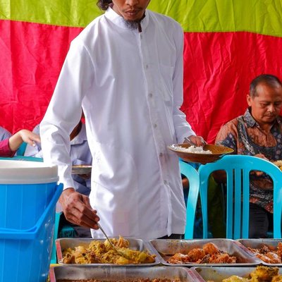 Makan siang dengan kari kambing