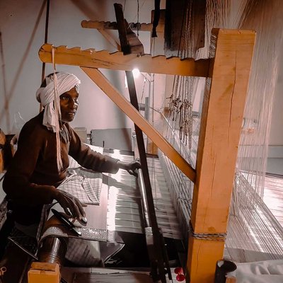Man making banarasi saree 