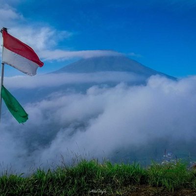 Gunung Sindoro diselimuti awan