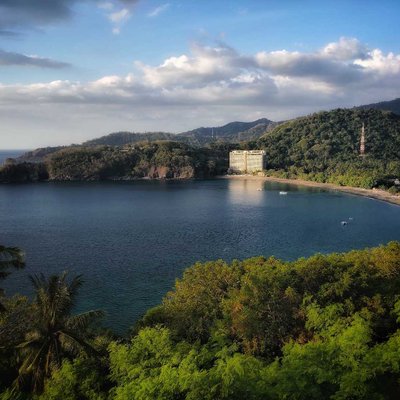 Menikmati Panorama Pantai Malimbu