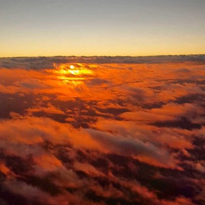 Amanecer sobre las nubes