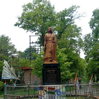 statue