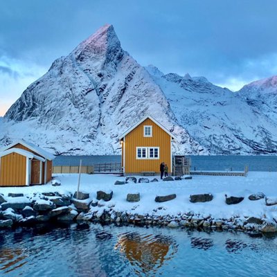 a little orange house on the islands 🇳🇴