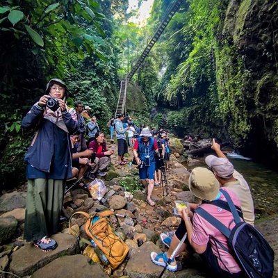 Meet locals di Curug Walet