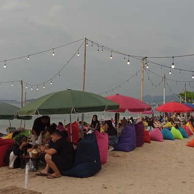 Keramaian pantai sebalang