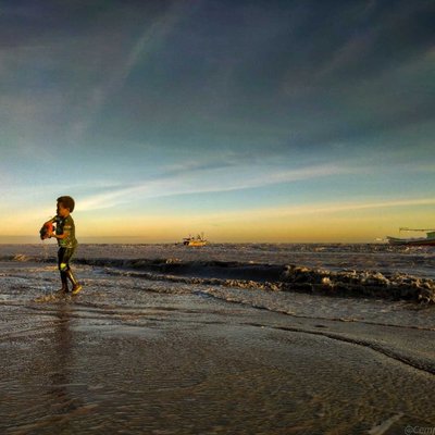 Bermain Di Pantai