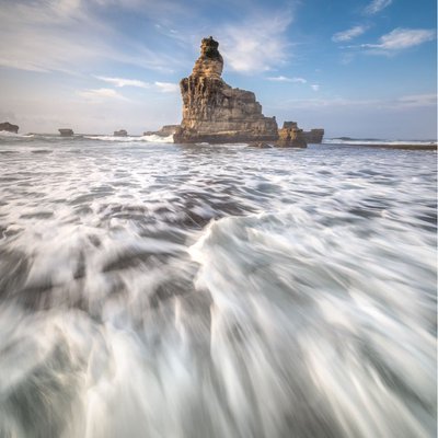 Ganasnya ombak pantai selatan