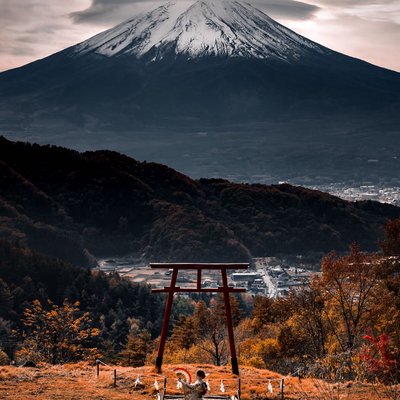 mt fuji with beautiful kimono's