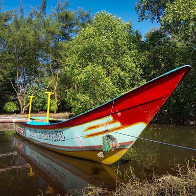 Perahu nelayan sedang berlabuh