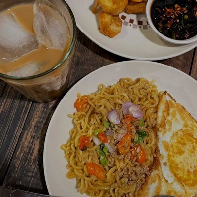 Mie Goreng dan Es Kopi Susu