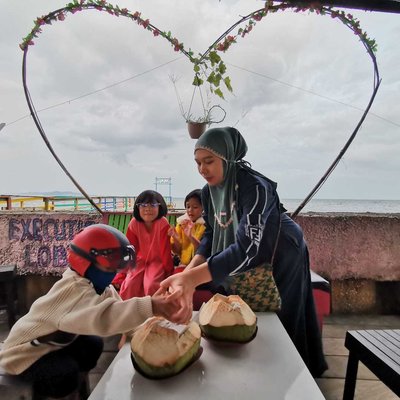 Nikmatnya Minum Kelapa Muda