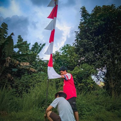 Pasang umbul umbul 