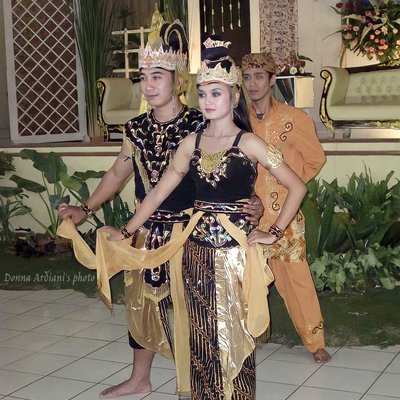 Sundanese Traditional Dancers