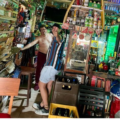 acá visitando un bar con muchas antiguedades