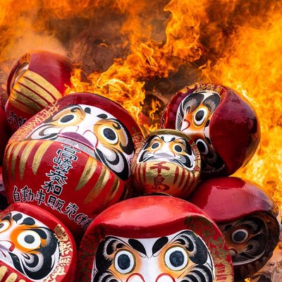 pembakaran boneka daruma