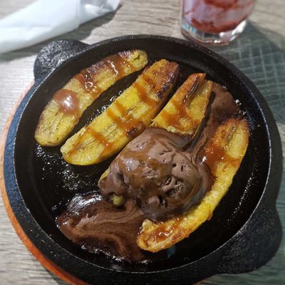 pisang caramel mix with chocolate icecream