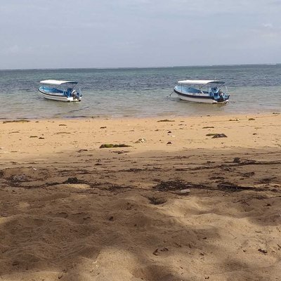 pantai saat sepi