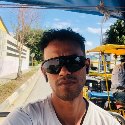 “Bicitaxi” , un transporte cubano muy rústico , del peinado hablamos luego 😂
