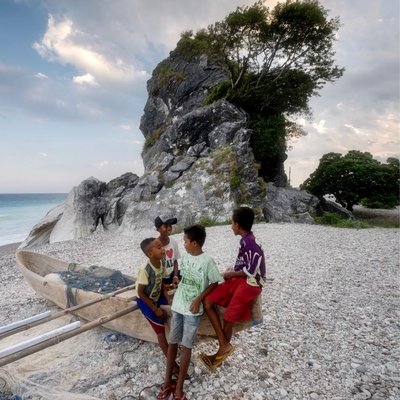 Keseruan di Pantai Kolbano