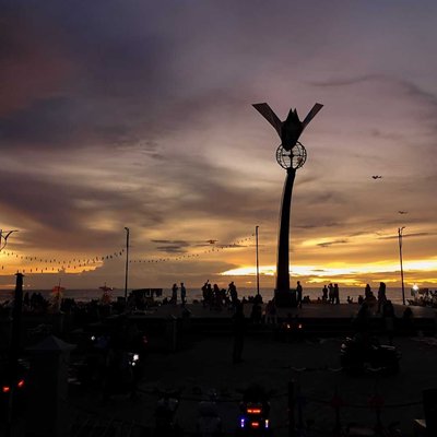 senja di monumen merpati perdamaian..