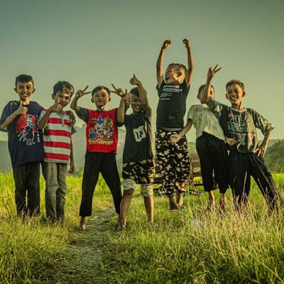 Asyiknya bermain bersama teman