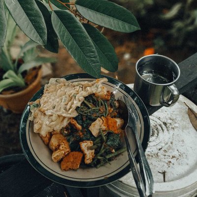Rujak dan mendoan