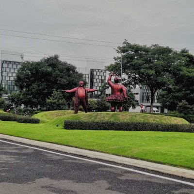 Statue of a couple