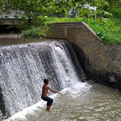 Enjoy holiday play at river