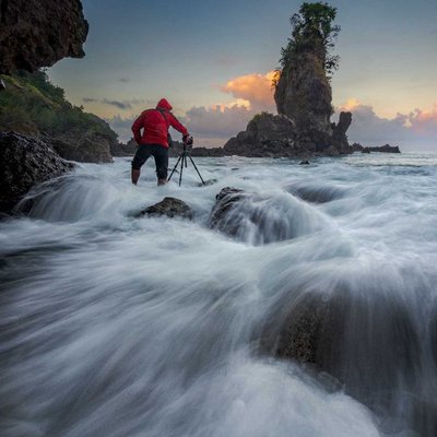 Bermain Ombak Di pantai Karang Agung