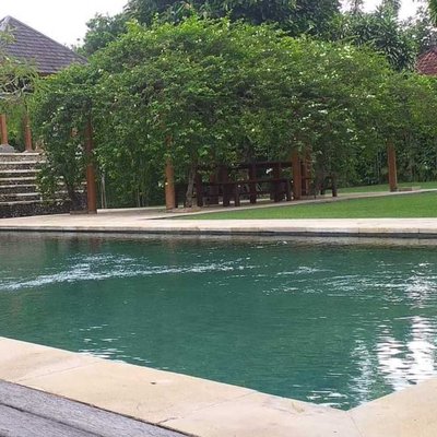 pool villa wantilan putih