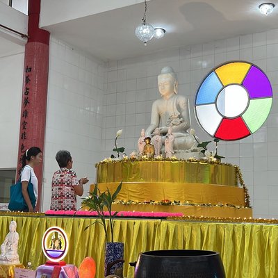 Buddhist Devotees praying at SMBS | Selangor Malaysian Buddhist Society