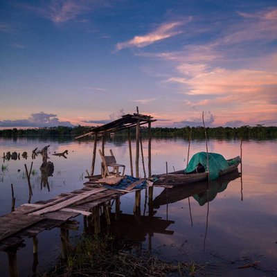 Perahu di Tepi Sungai