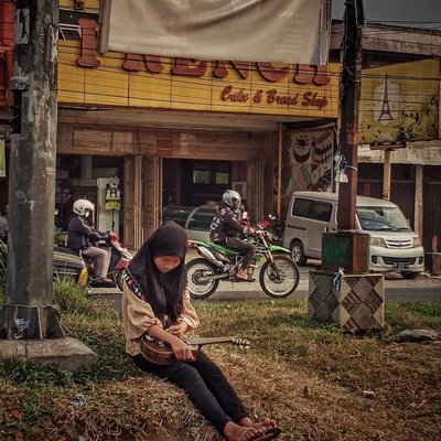 Gadis Kecil Pengamen Jalanan


