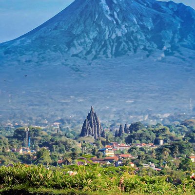 Antara Merapi dan Candi Prambanan
