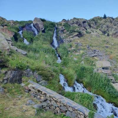 Unas cascadas que bajaban al Estanque