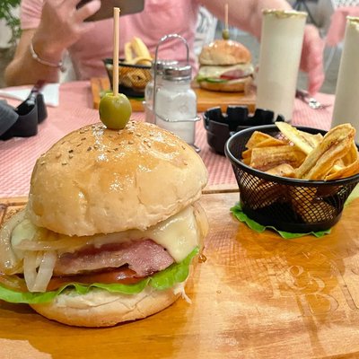 El Palacio Le Blanc es un sitio ideal (con un servicio de primera) para disfrutar de entrepanes, hamburguesas y bebidas añejas nacionales e internacionales de una inmensa calidad 