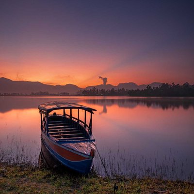 Sunrise dari tepi danau Situ Cileunca