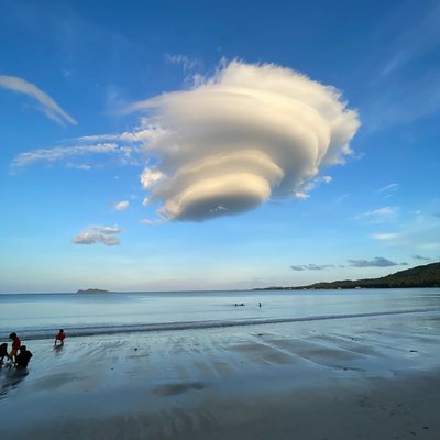 momen awan yang indah di Pantai Tanjung Natuna