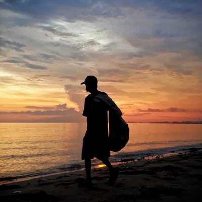 pencari sampah plastik
