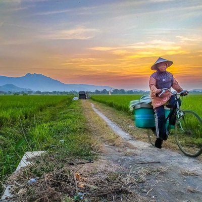 ibu tani pulang dari sawah