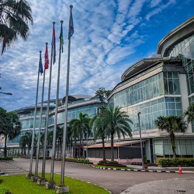 tampilan samping gedung Living World