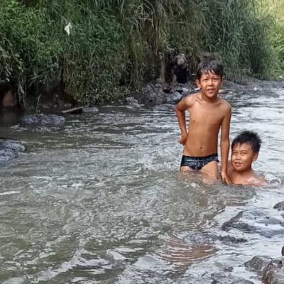 bermain di sungai 