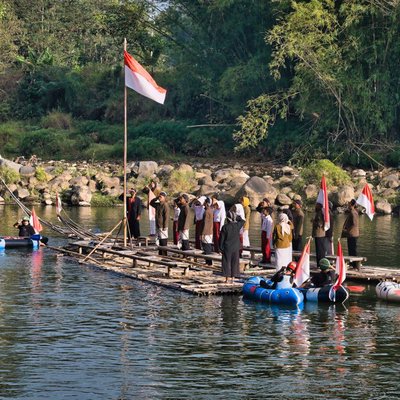 Upacara Bendera Merah Putih di Sungai