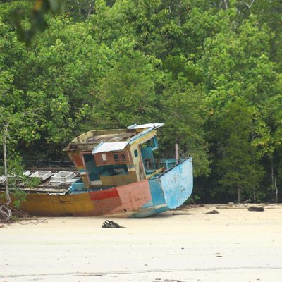 kapal terdampar
