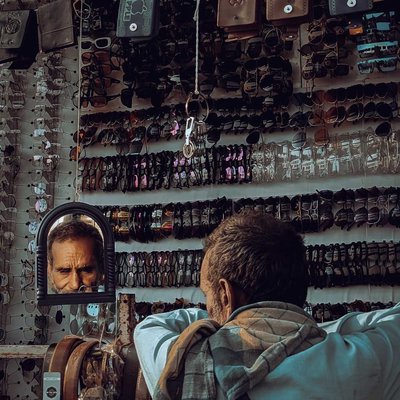 जरूरी है तस्वीर लेना भी,आईना गुजरे लम्हे नहीं दिखाता |