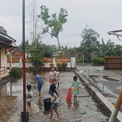 Bermain air hujan