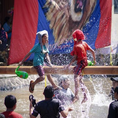 Keseruan lomba Gepuk Guling