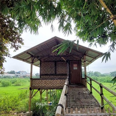 Rumah Bamboe dg latar belakang Sawah
