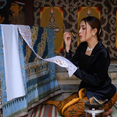 Membuat batik tulis